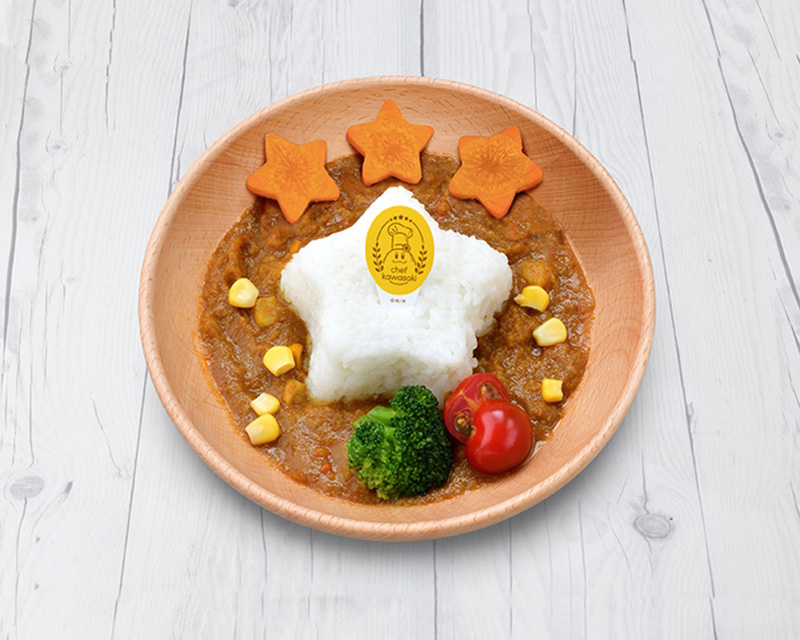 별 모양 밥과 카와사키 표식이 있는 순한 카레