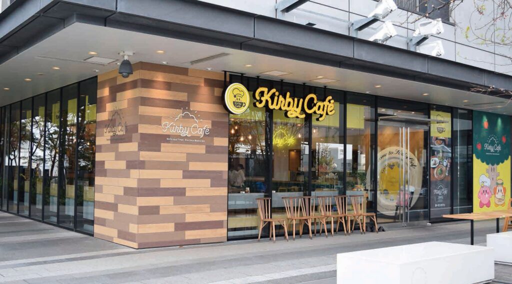 노란 Kirby Café 간판과 유리문이 보이는 도쿄 소라마치 카페의 외관