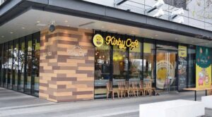 노란 Kirby Café 간판과 유리문이 보이는 도쿄 소라마치 카페의 외관